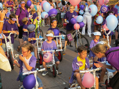 833598 Afbeelding van een groep kleuters van de kinderopvang Partou op driewielertjes tijdens 'La Caravane d'Utrecht' ...